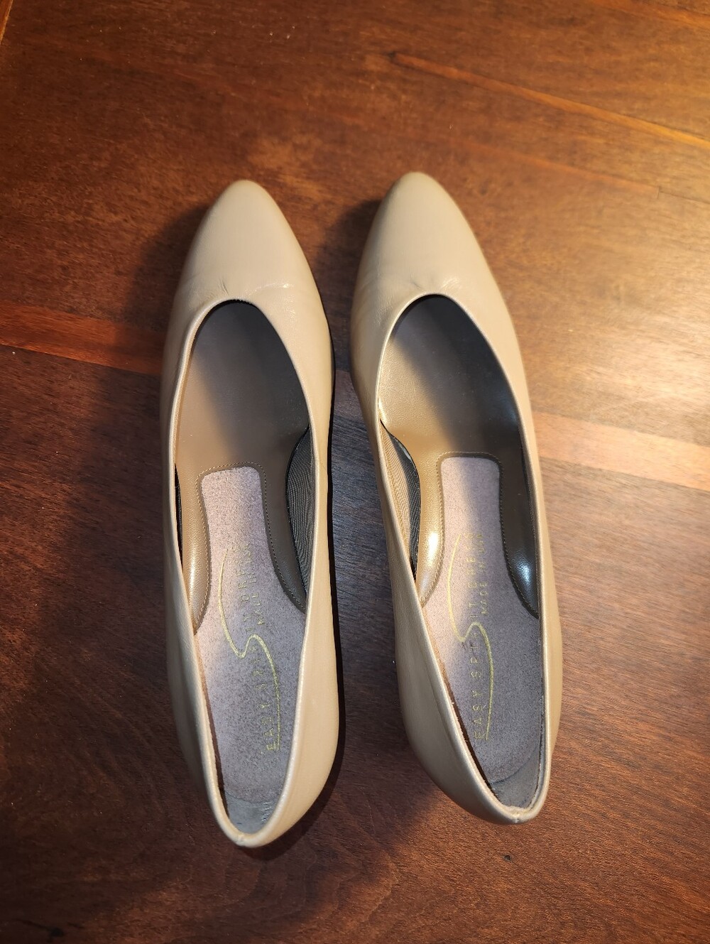 Vintage 80s Easy Spirit Women's Pointed-Toe Pumps in Beige